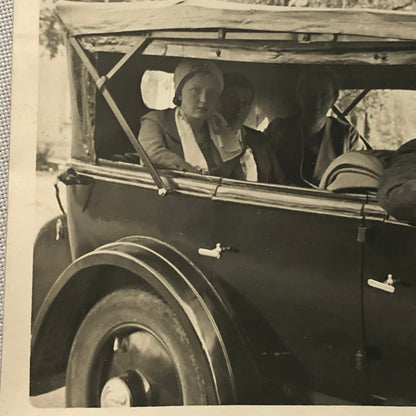 Vintage Photo Photograph People in Early Car Automobile + AL22SM2