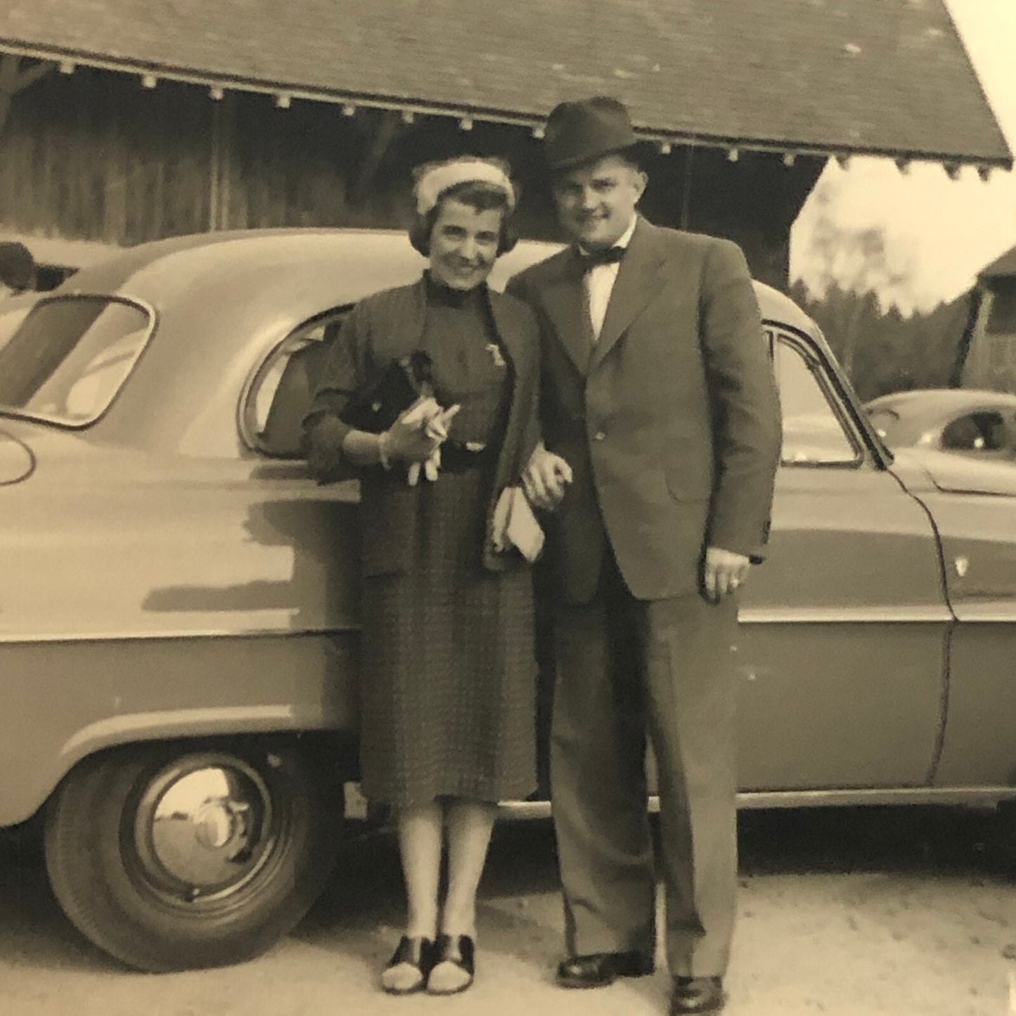 Vintage Photo Photograph Snapshot Couple with Car Automobile AL22SM2