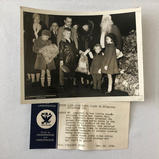 Press Photo Photograph Eleanore Roosevelt and Family Celebrate Christmas Santa