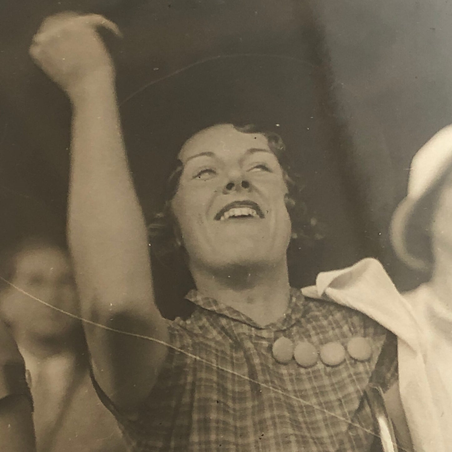 Press Photo Photograph Hialeah Park Miami Horse Racing Fan Cheering King Saxon