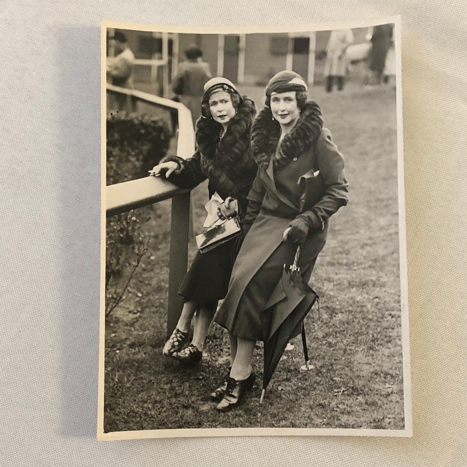 Vintage Press Photo Photograph Military Meeting at Sandown Park UK Women UK