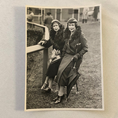 Vintage Press Photo Photograph Military Meeting at Sandown Park UK Women UK