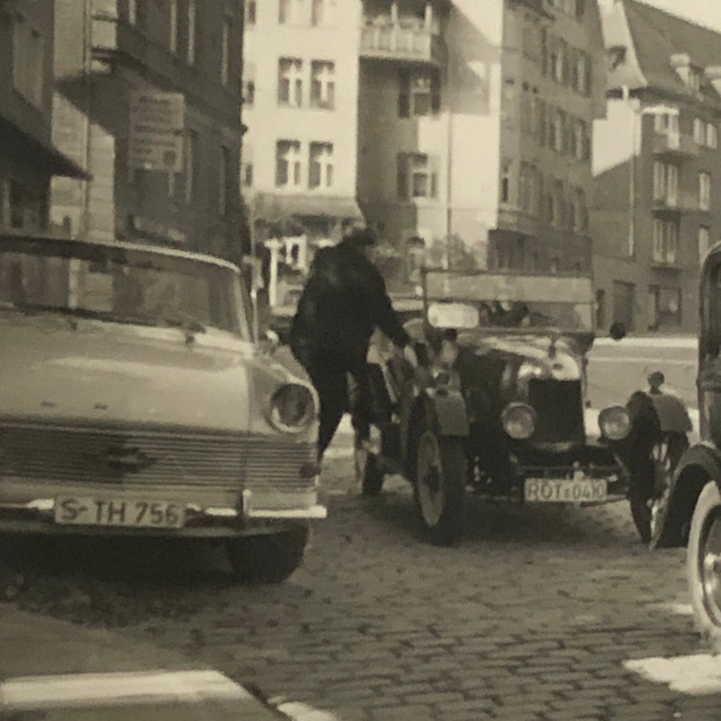 Vintage Photo Photograph Snapshot Cars Automobile + AL22SM2