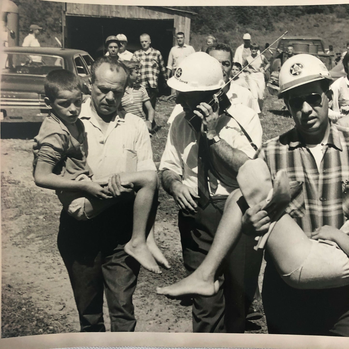 Vintage Press Photo Photograph - Rescue Workers Carrying Children Disaster 