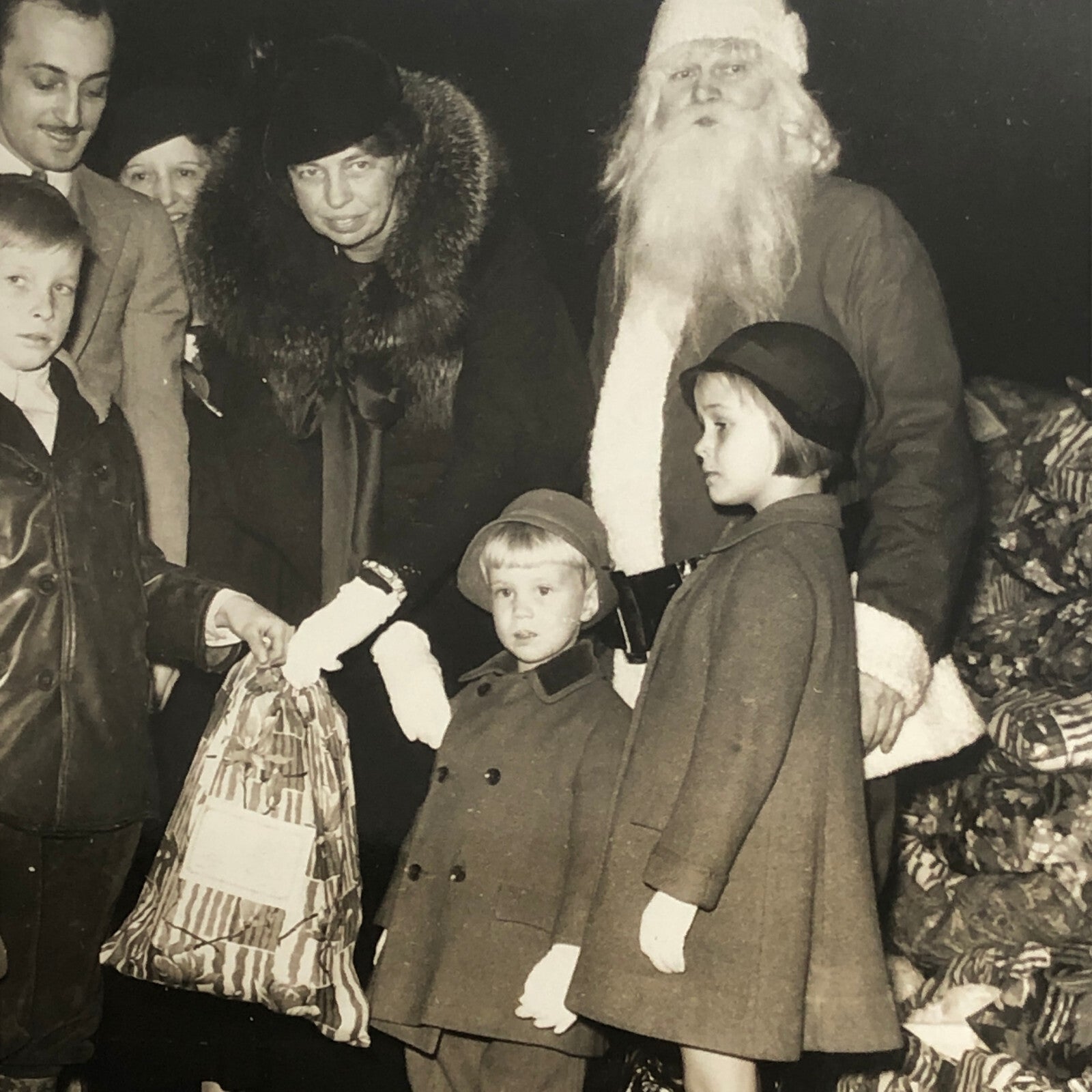 Press Photo Photograph Eleanore Roosevelt and Family Celebrate Christmas Santa