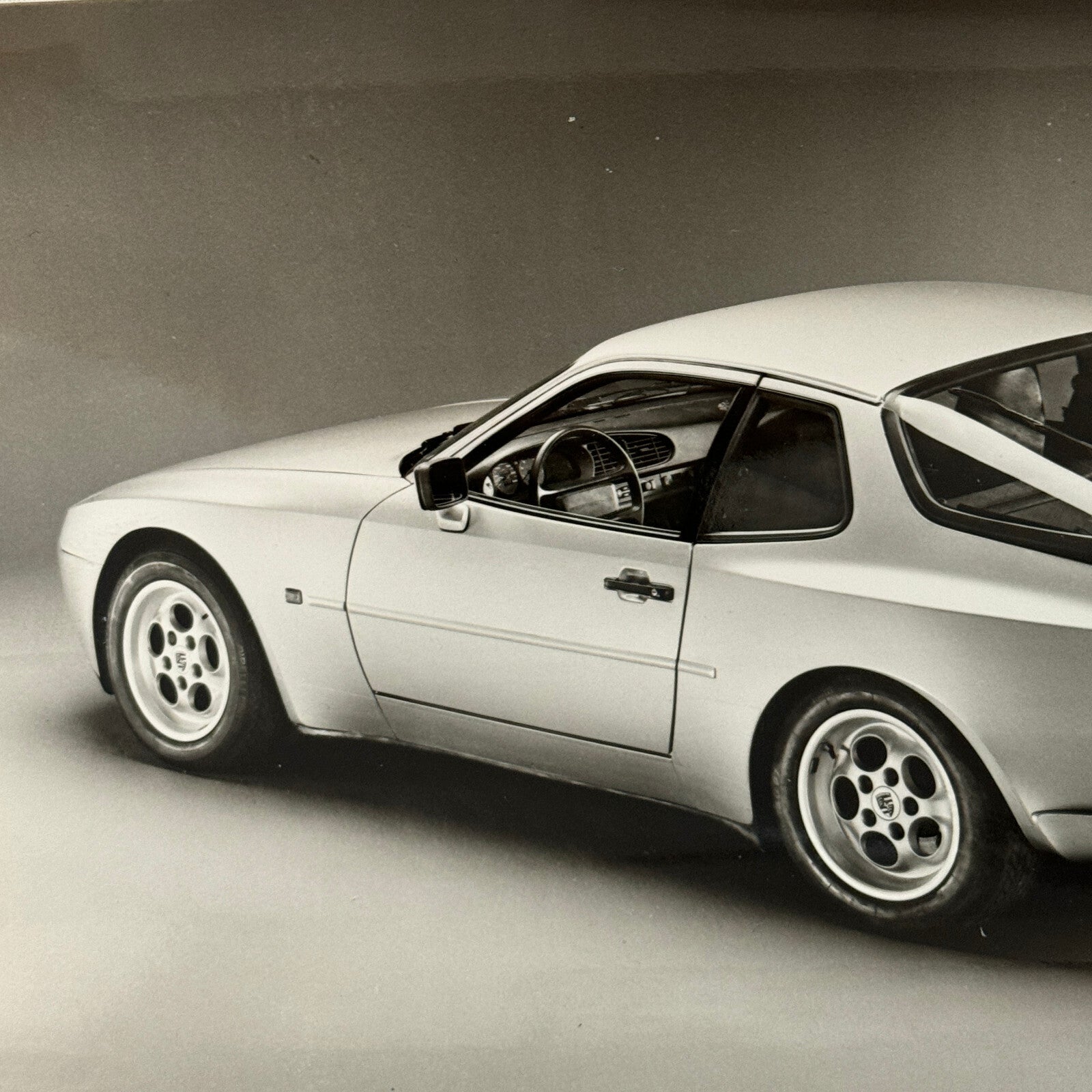 Porsche 944 Turbo Car Factory Press Photo Photograph Werkfoto German