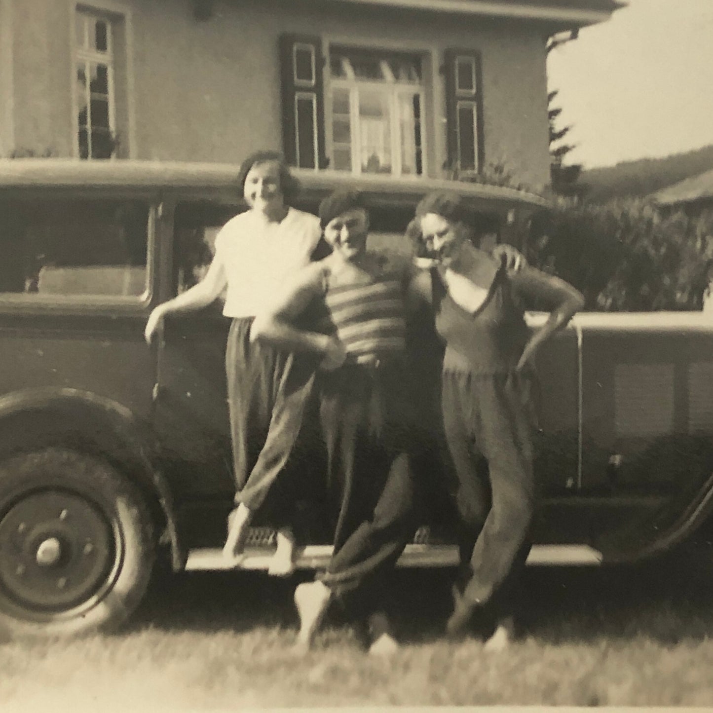 Vintage Photo Photograph Lot People with Anique Car Automobile AL22SM1