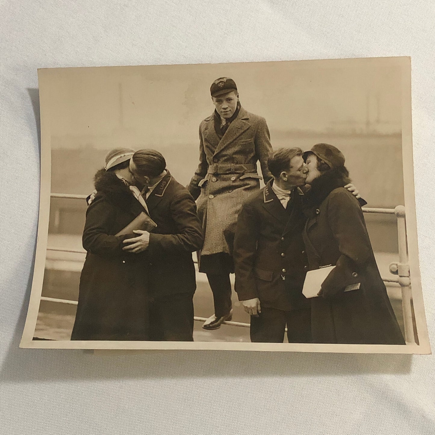 Press Photo Photograph Royal Scot LMS Railway Train Return Couples Kiss 1933
