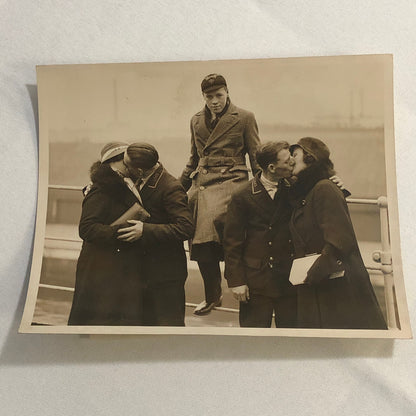 Press Photo Photograph Royal Scot LMS Railway Train Return Couples Kiss 1933