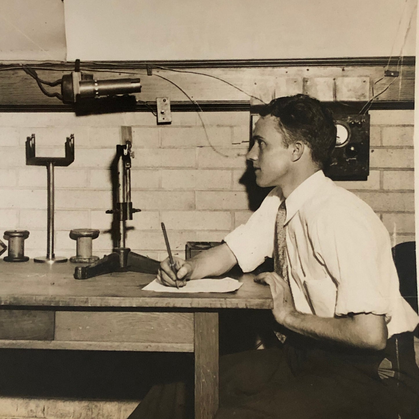Press Photograph Photo Measuring Radioactive Material Bureau of Standards